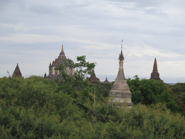 Templos de Bagán al amanecer