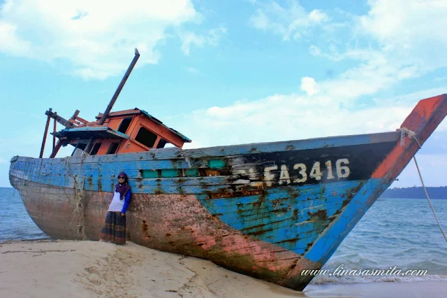 Kapal di Pulau Tunjuk Batam