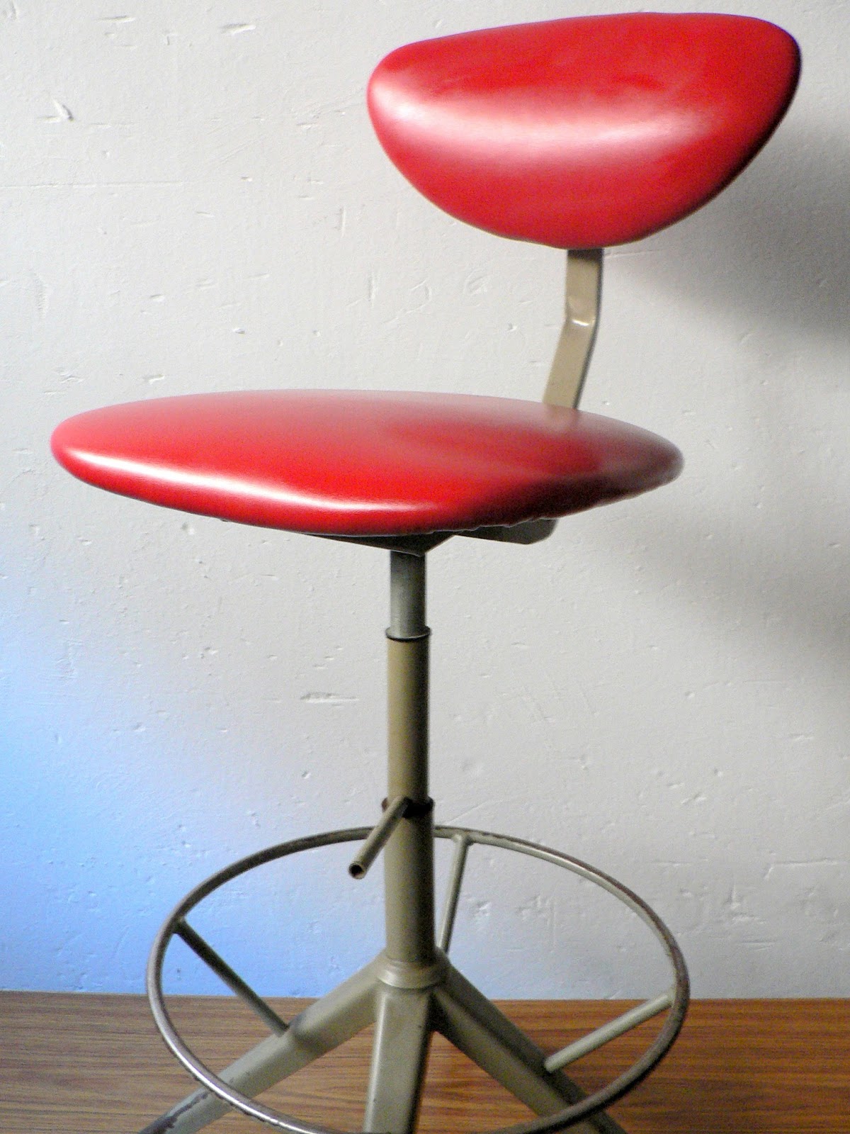 VINTAGE & KITSCH SIGLO XX: SILLA DE DELINEANTE AÑOS 70 - ACERO Y SKAY