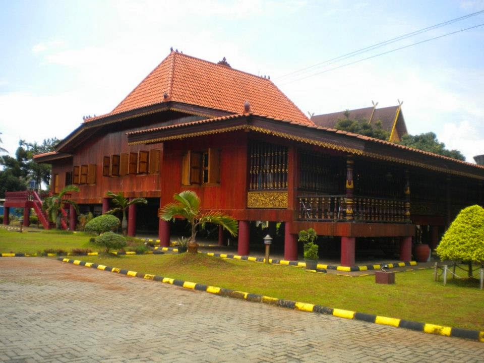 umah Adat Provinsi Sumatera Selatan ( Rumah limas )