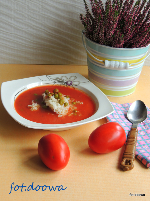 Zupa krem ze świeżych pomidorów z groszkiem