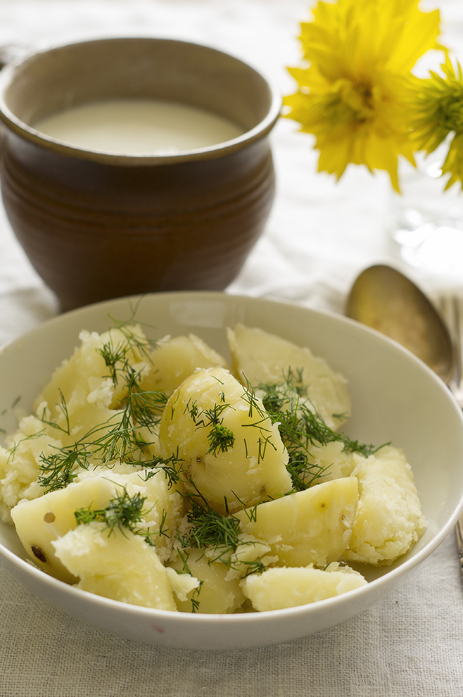 letni obiad młode ziemniaki z kwaśnym mlekiem