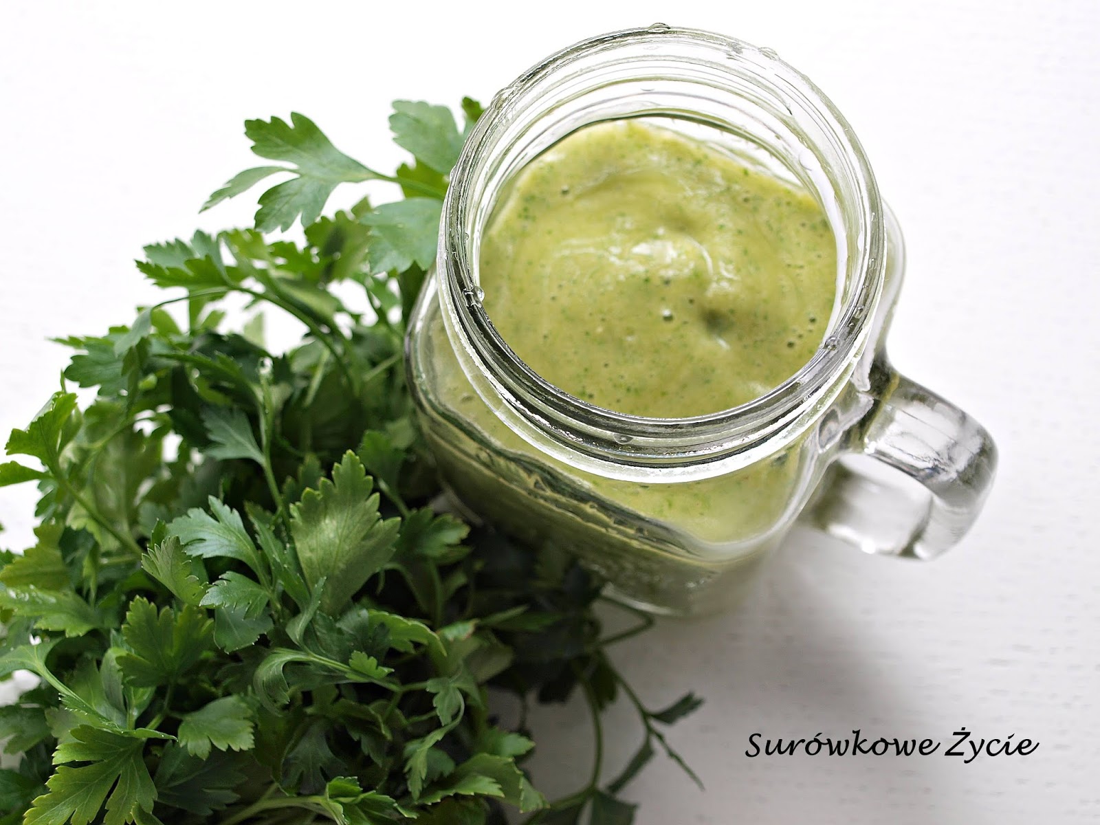 Zielony koktajl z awokado, banana, melona i natki pietruszki