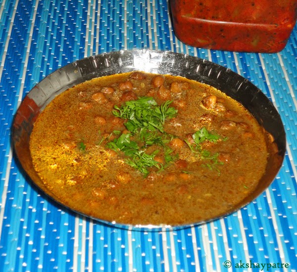 chickpea curry in bowl image