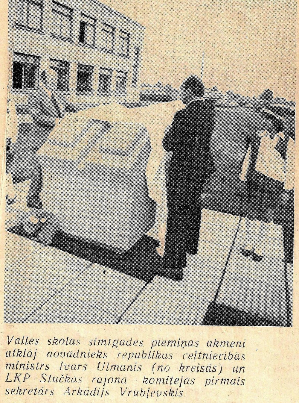 Valles skolas piemiņas akmens atklāšana 25. maijā 1979. gadā
