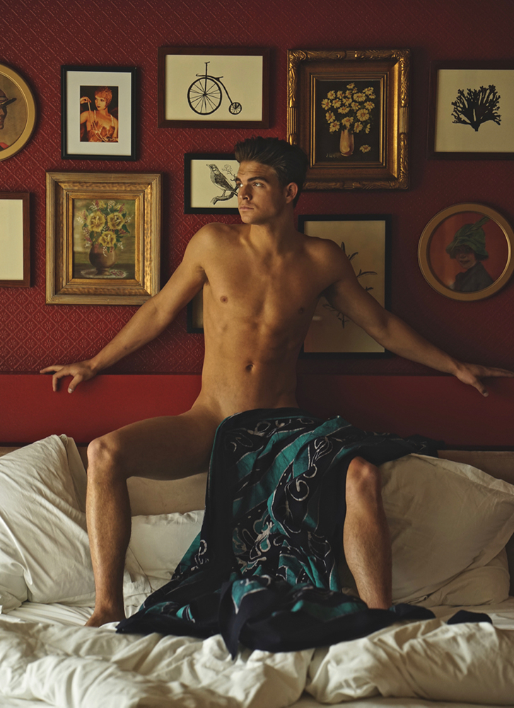 Love Island's Alex Miller Strips Fully Naked For Sunbed Session