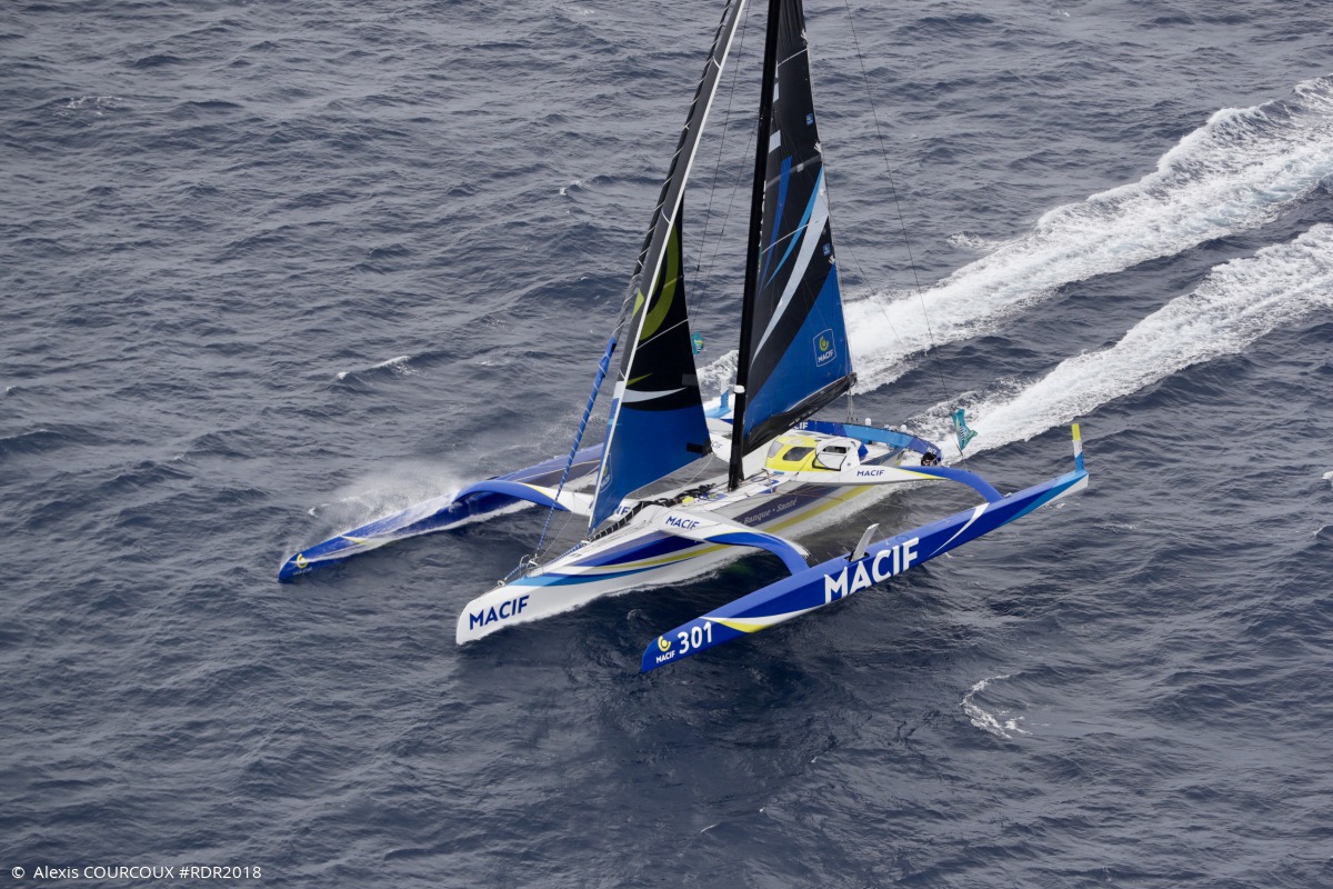 тримаран парусный гоночный. спортивная мотолодка сж-85. парусная яхта катамаран. гонки на парусных катамаранах. регата на катамаранах.