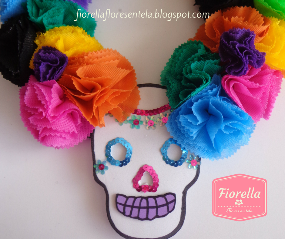 Fiorella Flores en tela: Corona con flores para el dia de muertos