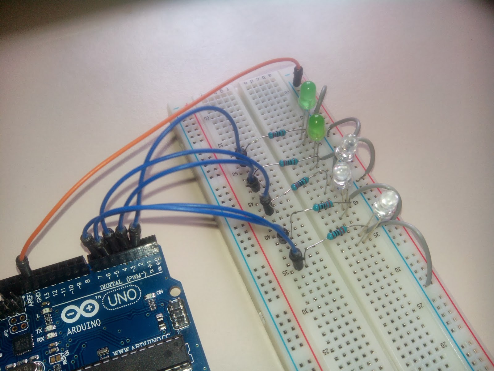 ARDUINO: ENCENDIDO PROGRESIVO DE 5 LEDS CON UN POTENCIÓMETRO