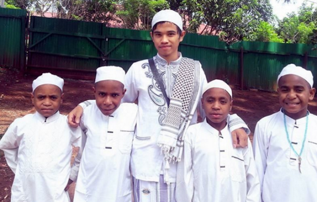 Meski Beda Agama Ayah dan Anak, Orang Tua Ini Tetap Biayai Anaknya Mondok di Pesantren Meski Beda Agama Ayah dan Anak, Orang Tua Ini Tetap Biayai Anaknya Mondok di Pesantren