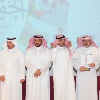 الثانوية بنين الريان مدير إدارة النشاط الطلابي بإدارة التعليم بالرياض يكرم الأستاذ طارق عبد الله لحصول المرحلة على درع التميز في برامج النشاط الطلابي