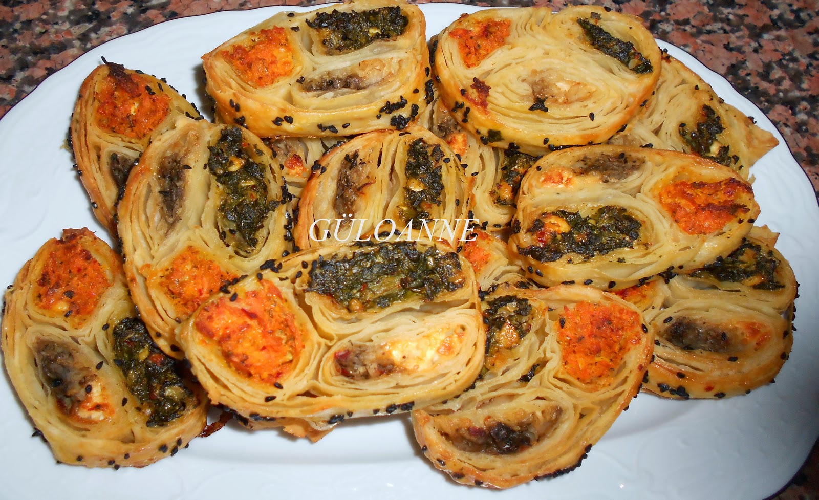 ÜÇ RENKLİ RULO BÖREK GÜLO ANNE MUTFAKTA