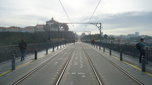 Vila Nova de Gaia do outro lado da ponte Dom Luís I Ponte de D. Luís I - que ver em Porto, Portugal.