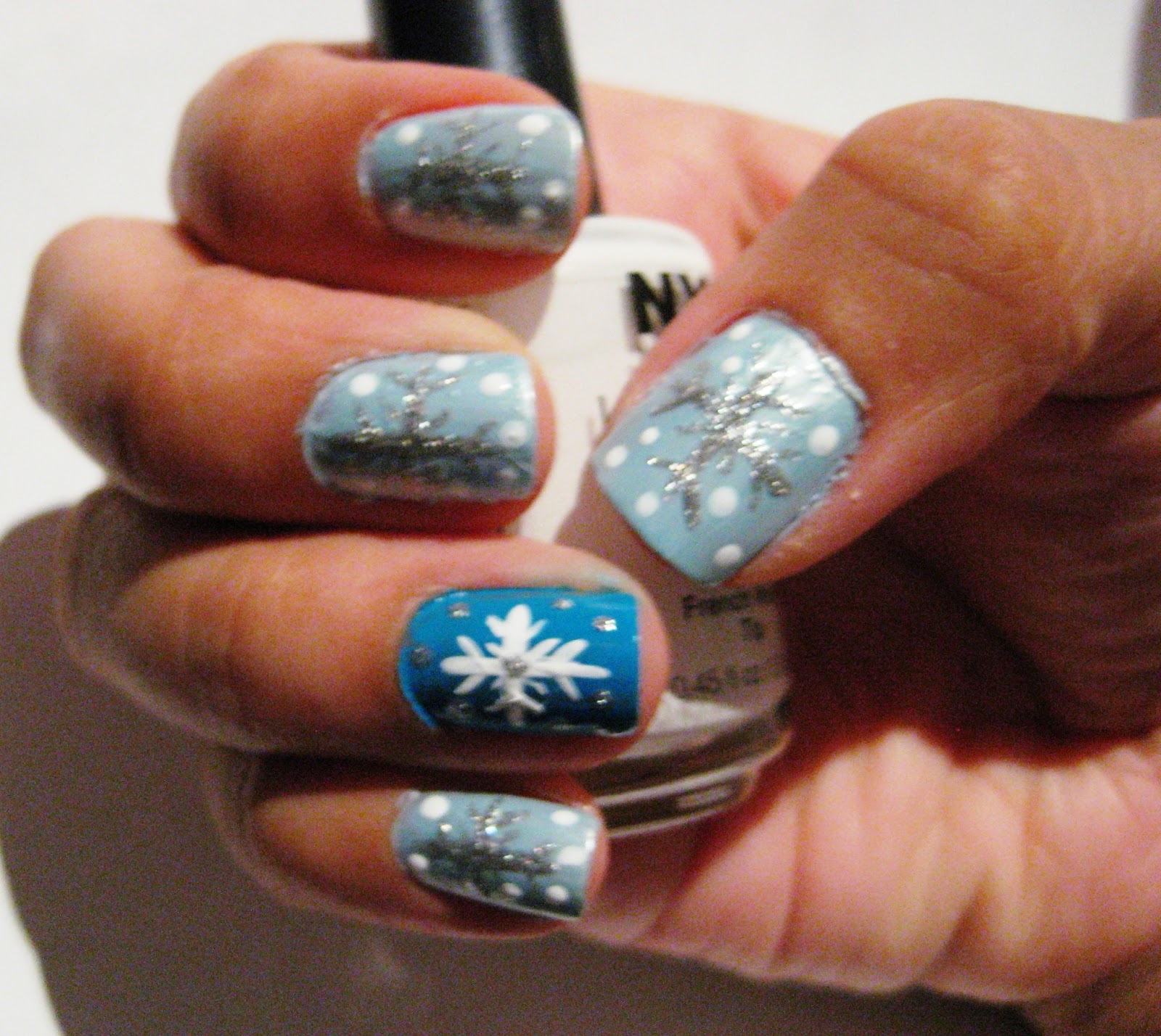 5 Finger Discount Cute Holiday Nail Art on a budget Snowflake Winter