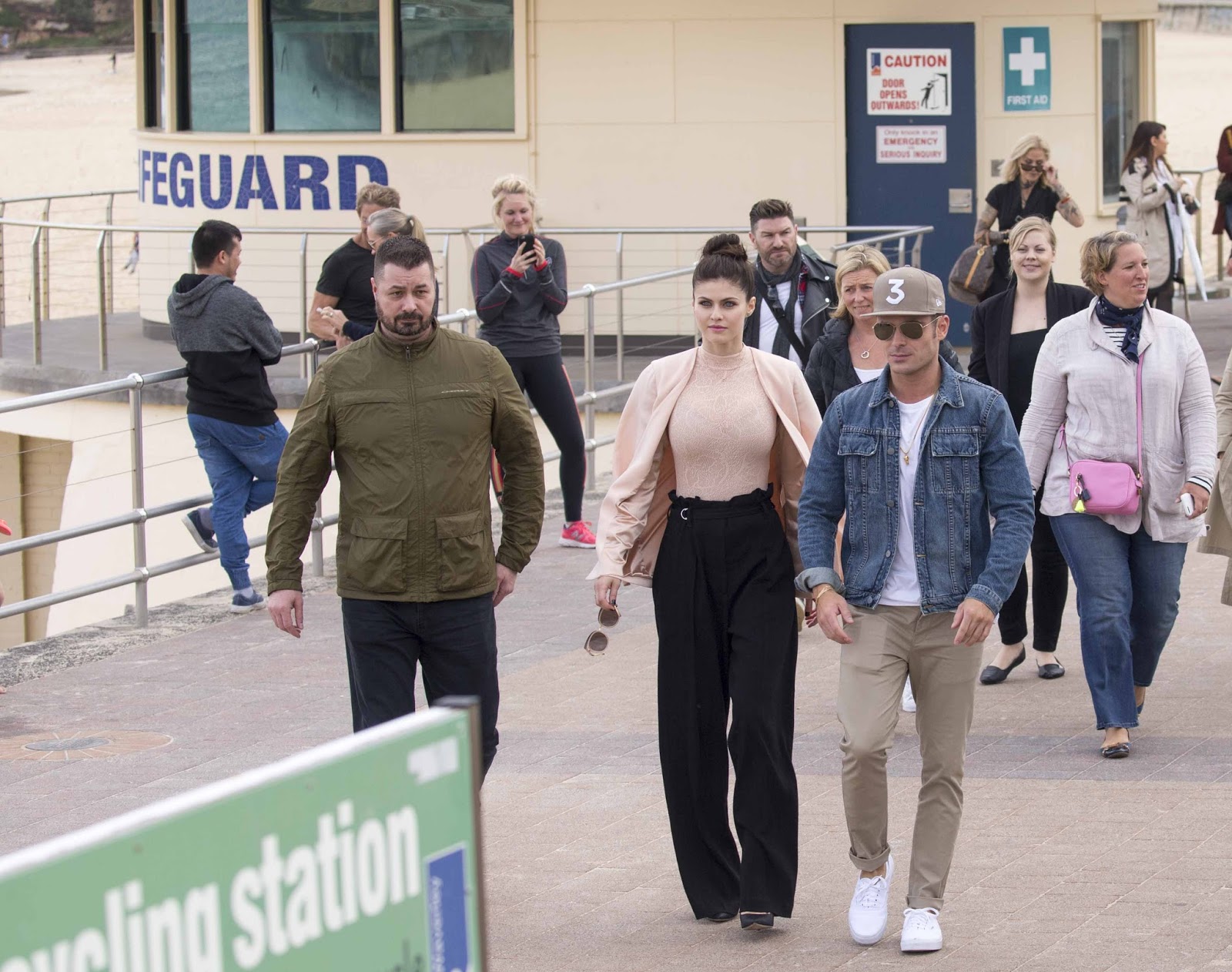 Zac Efron Source Perú Alexandra Daddario y Zac Efron Bondi Beach