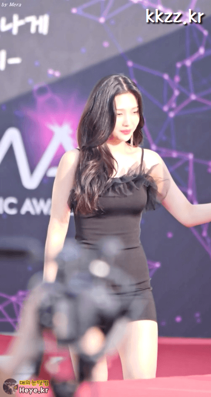 원피스가 많이 짧은 레드벨벳 조이