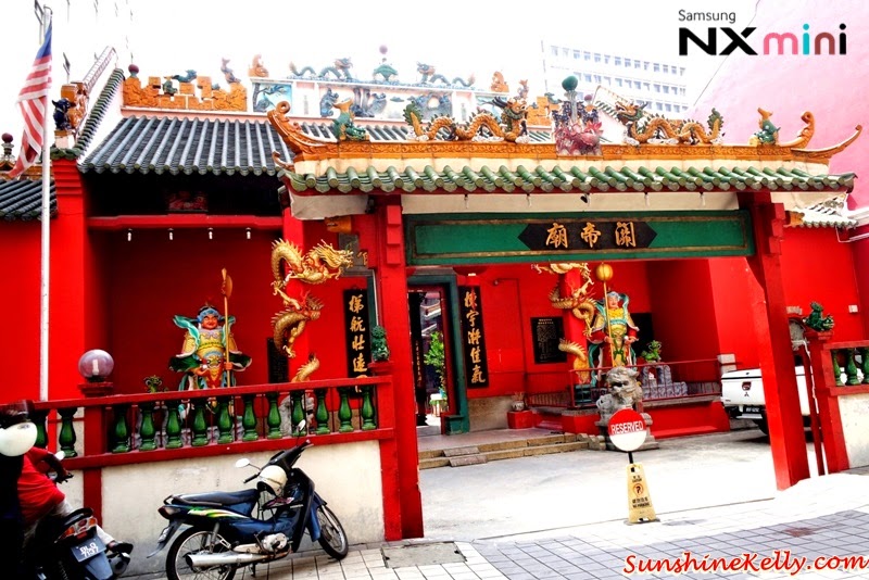 Samsung NX Mini Smart Camera, Photo Marathon Challenge, malaysia historical building, petaling street, taosit temple, chinese temple, kuan ti temple, prayer