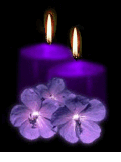 2 velas azules prendidas con flores