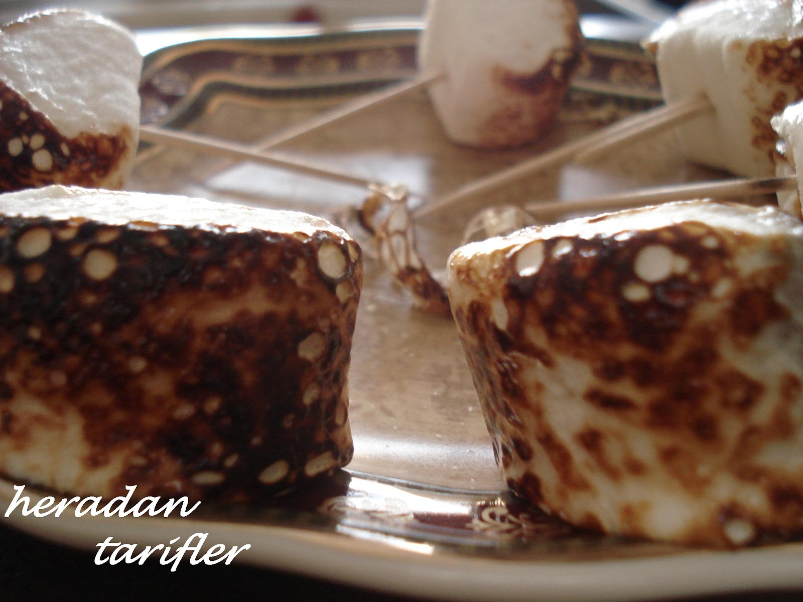 cafe de hera Kızarmış Marshmallow ve Fıstık Ezmeli Sıcak Çikolata