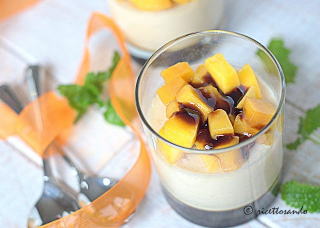 Panna cotta con mango e crema di aceto balsamico al lampone