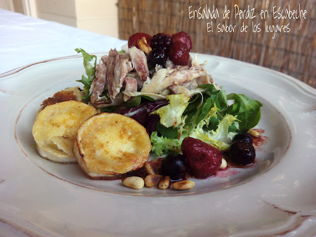 ENSALADA DE PERDIZ EN ESCABECHE CON QUESO DE CABRA A LA PLANCHA Y FRUTOS ROJOS.