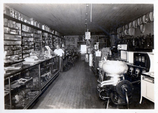 25 Amazing Photos Show How Inside the Shops Looked Like From the Early ...