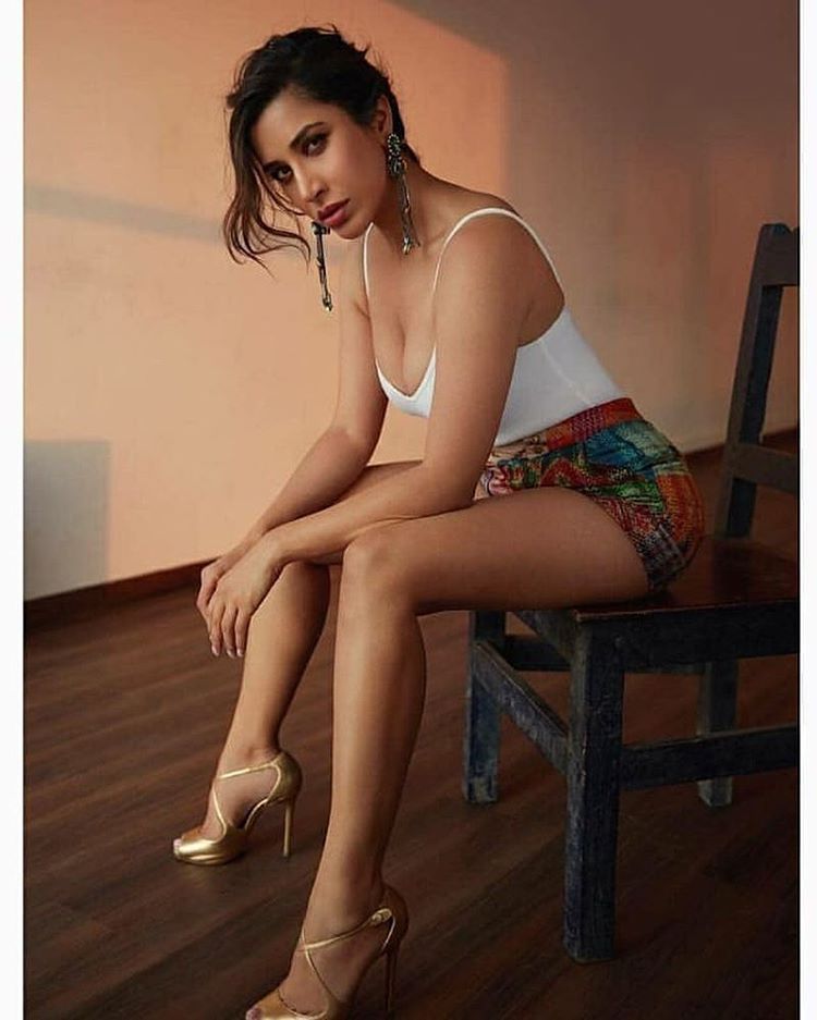 Bollywood hot photos heroine sophie chaudhary instagram 