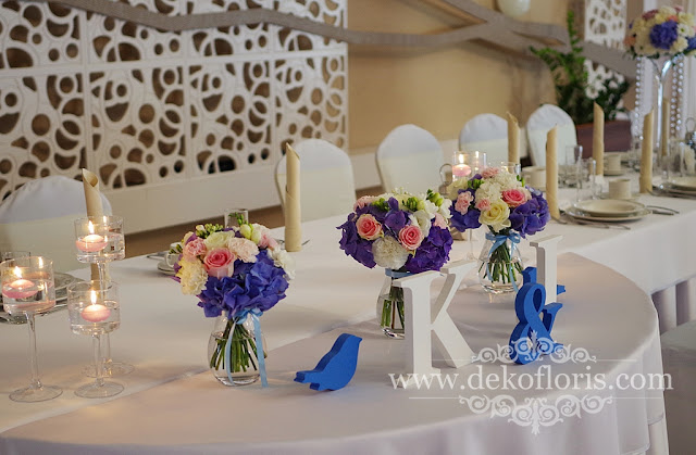 Niebieskie, fioletowe i różowe dekoracje na wesele w Zajazd U Dziadka Opole