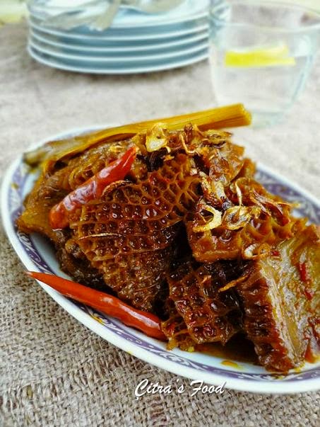 This Babat Gongso (İndonesian stir fry tripe) is not as popular as Rendang (meat cooked in coconut milk) or nasi goreng (fried rice) or even Bakso (Indonesian meatball with soup), but it's significantly known especially in Semarang and Solo city middle Java called Nasi babat. #beeftripe #İndonesianfood #offalrecipe #maindish #babatgongso #masakannusantara