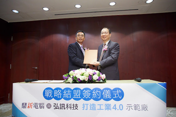 鼎新營運長張進聰 (左)與弘訊科技副總經理薛棟樑(右)簽約,將合作打造工業4.0工廠。(圖片來源:詹子嫻攝) 鼎新營運長張進聰 (左)與弘訊科技副總經理薛棟樑(右)簽約,將合作打造工業4.0工廠。(圖片來源:詹子嫻攝)