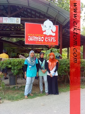 Sebelum keluar ke Deerland, makan aiskrim di Jumbo Cafe