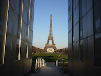 Fond d'écran Mars 2012 - Vue sur la tour Eiffel depuis le Mur pour la Paix (photo fév. 2012)