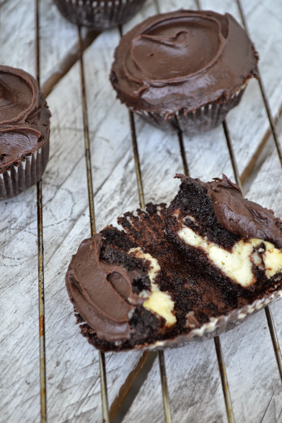Chocolate-Cheesecake Cupcakes mit Schokofrosting - The Recipe Suitcase