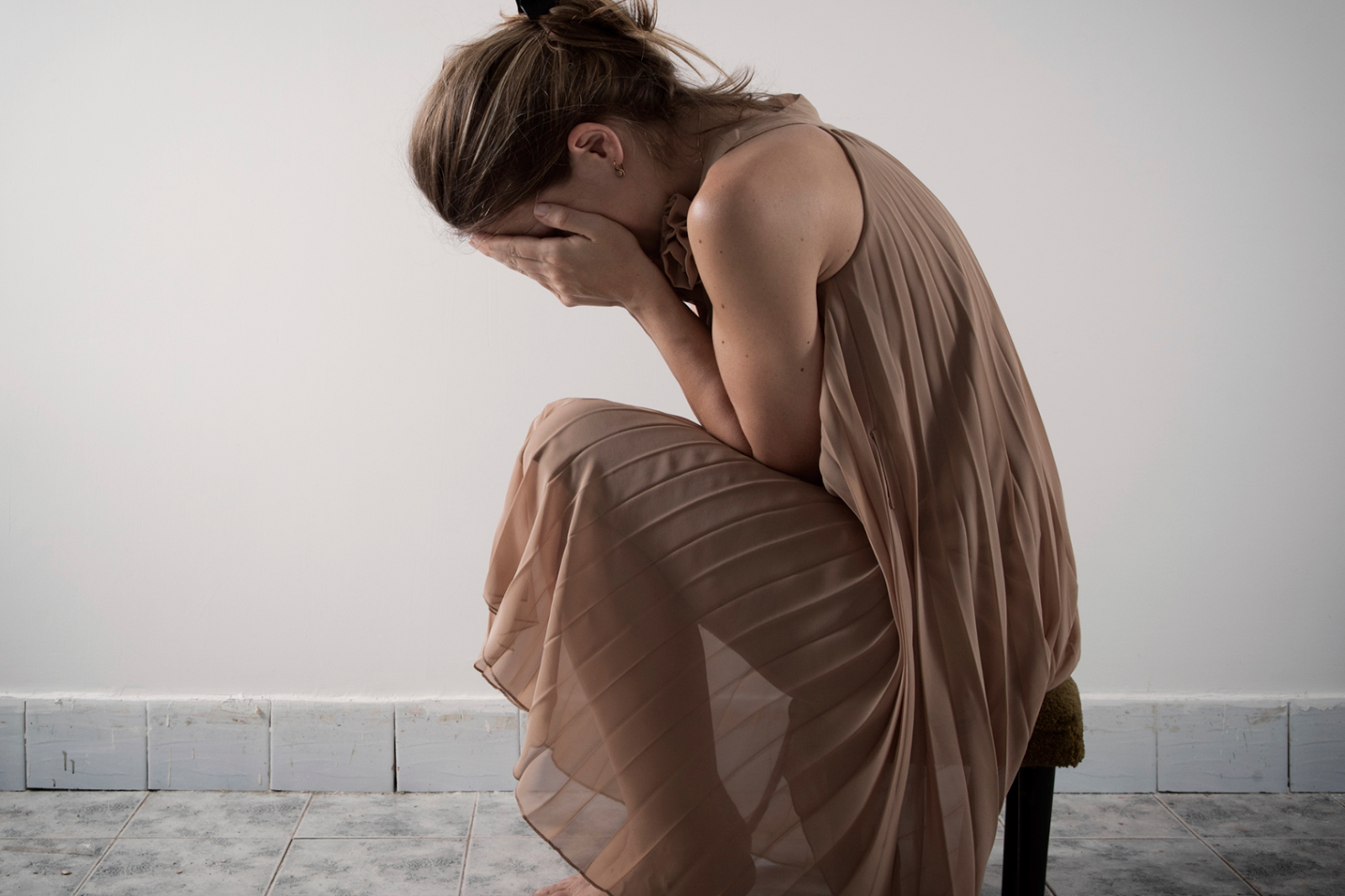 Истерика на улице. Мысли брошенной девушки. Sad girl. Художественная фотосессия девушек. Мысли брошенной девушки.