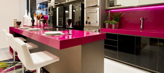 cozinha-americana-com-bancada-pink