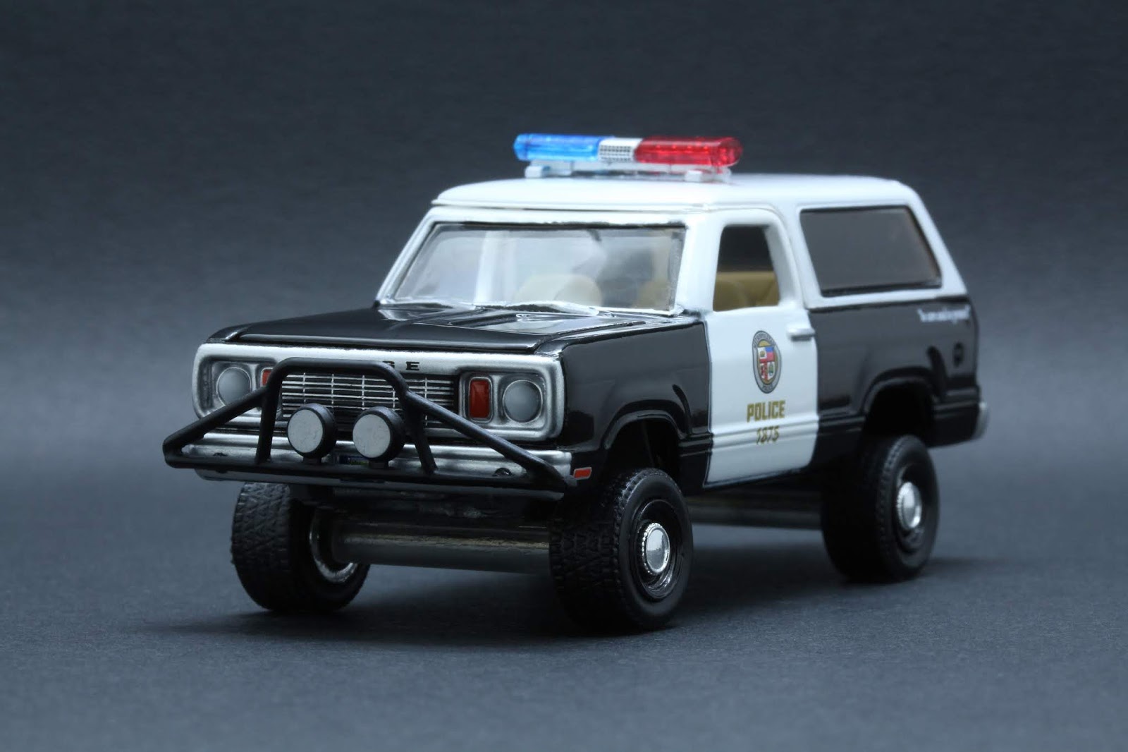 Diecast Hobbist 1977 Dodge Ramcharger w/1977 Dodge Monaco Metropolitan