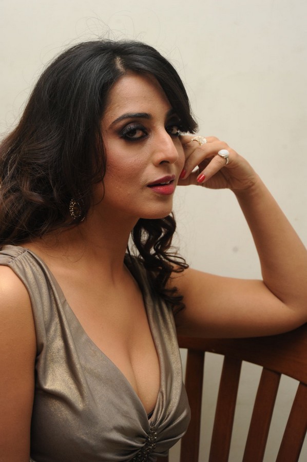 Movie Hub Mahie Gill Latest Sexy Stills At Thoofan Audio Launch