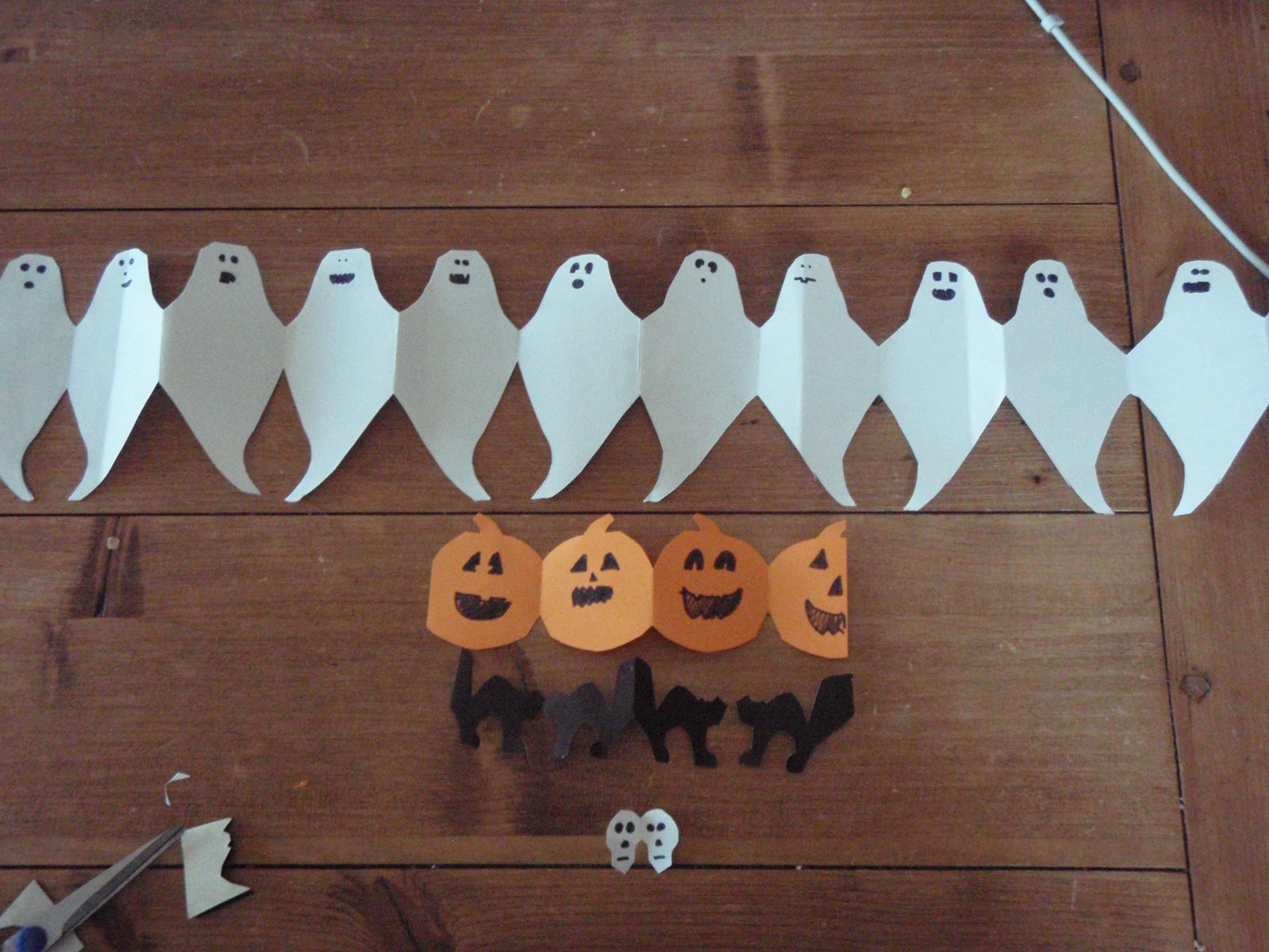 The Art Of RandoMness How to make halloween paper chains
