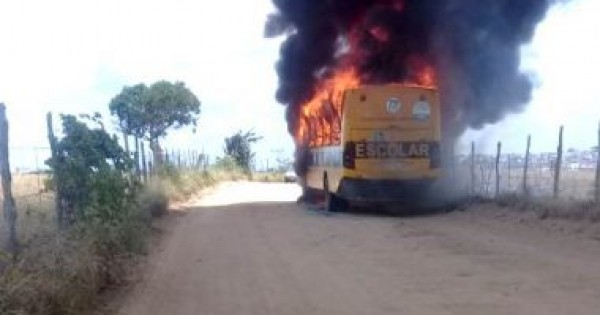 Ônibus escolar pega fogo no município de Conceição do Coité