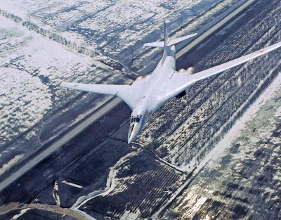 Отработка дозаправки в воздухе. Ту-160 отходит от танкера Ил-78. 