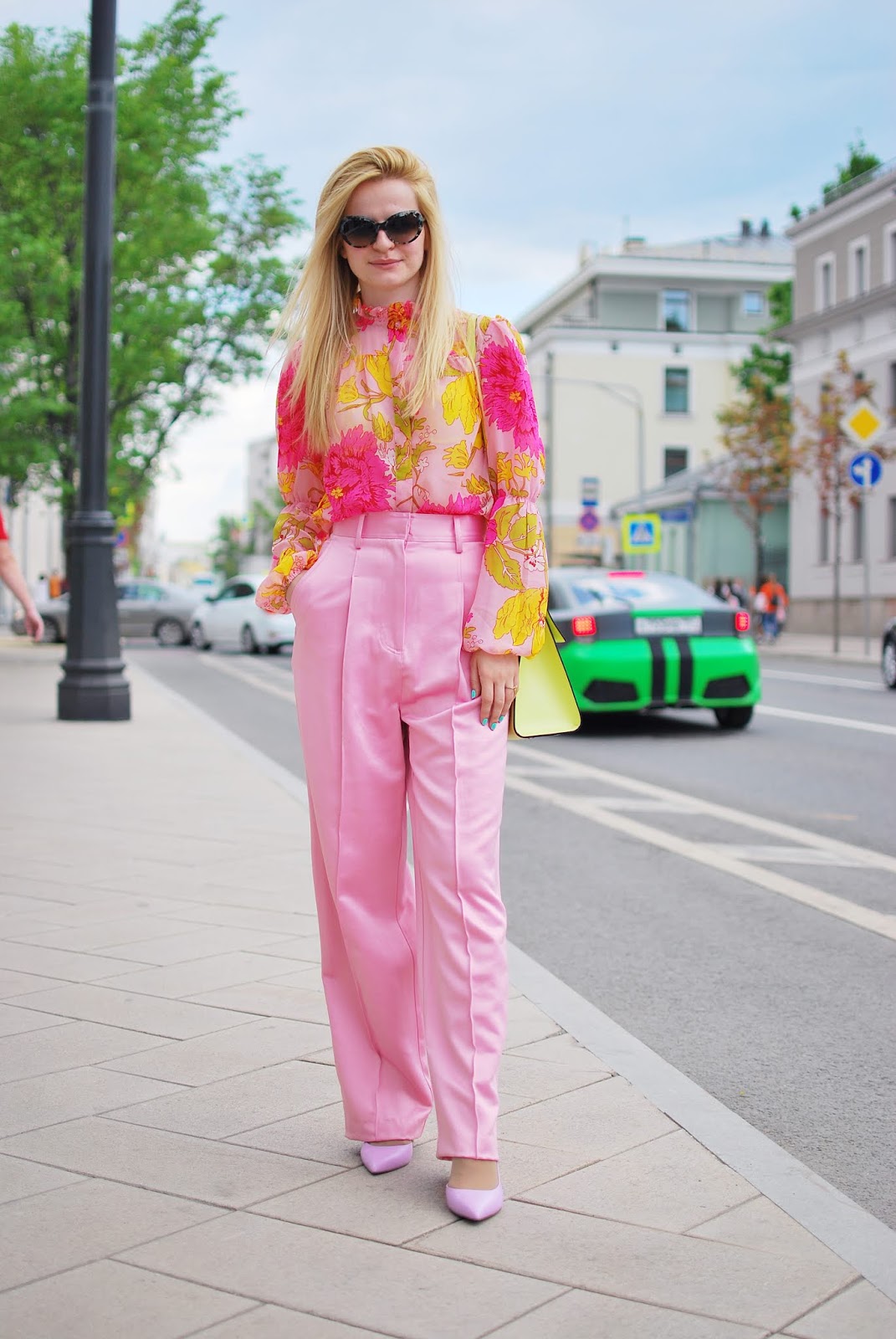 розовые широкие брюки. розовые брюки бершка. розовые широкие штаны. розовые широкие штаны. розовые штаны женские широкие.