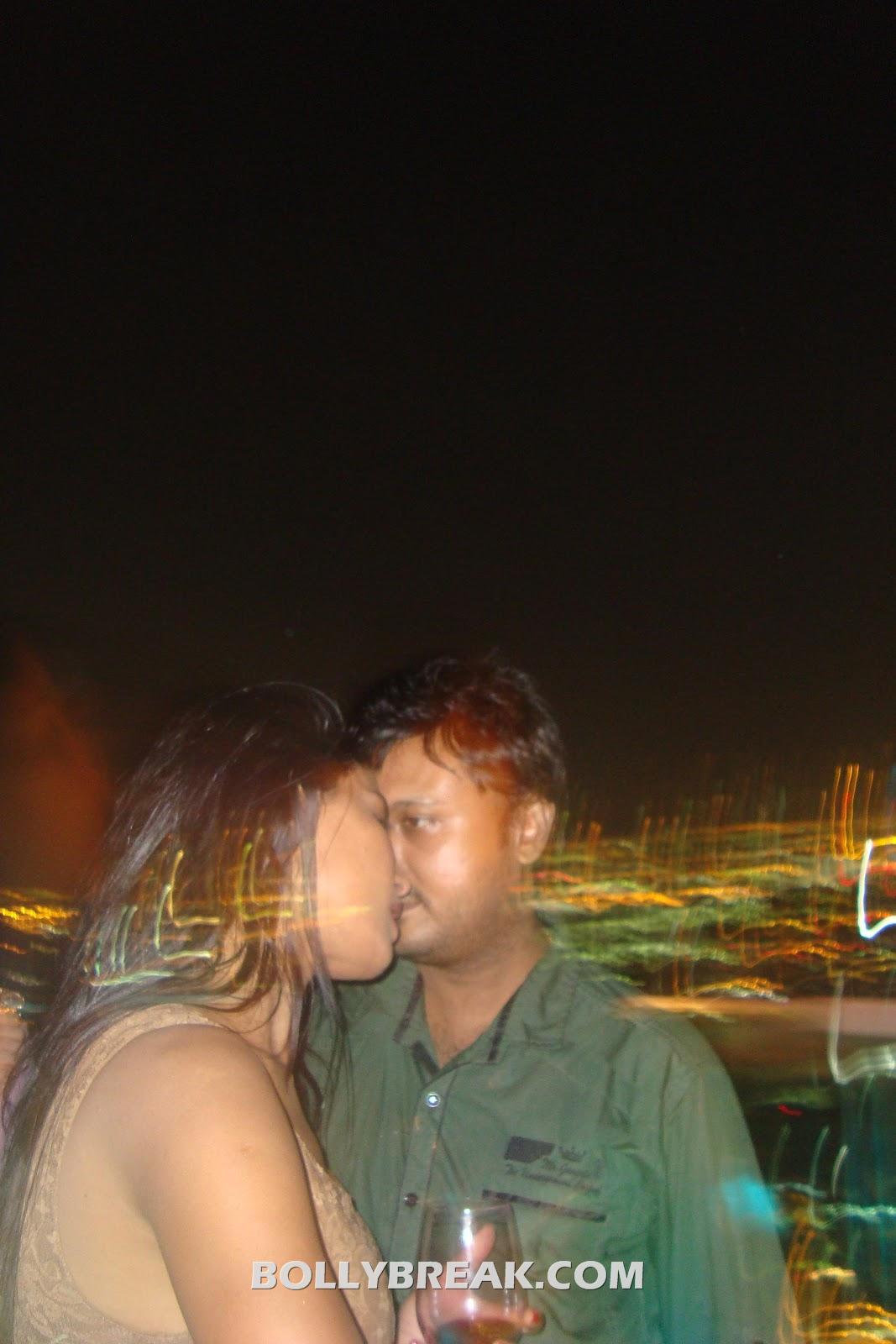  Veena Malik Hemant Madhukar kissing - (2) -  Veena Malik Hemant Madhukar Leaked Private Pics
