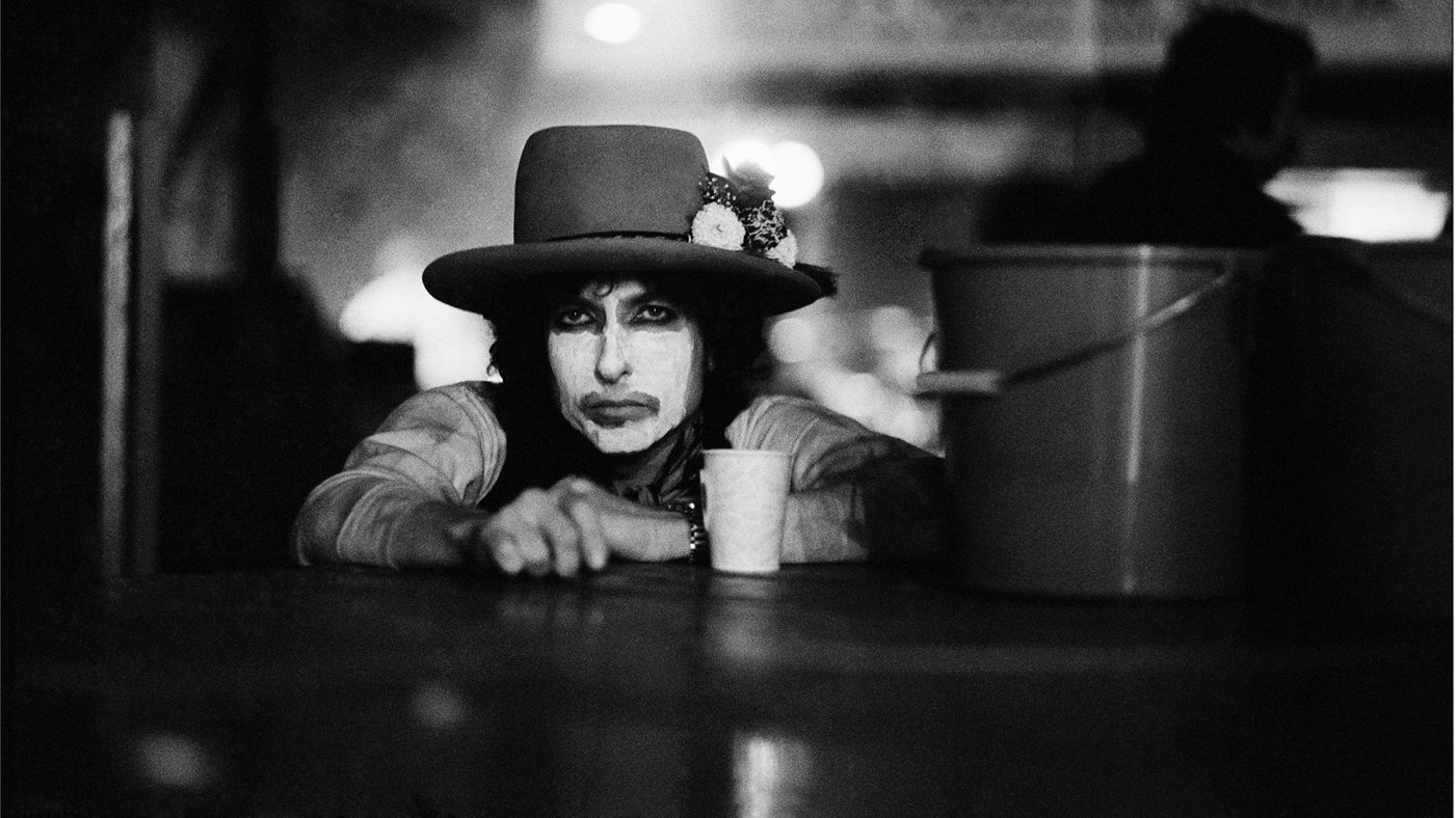 Rare and Intimate Photographs of Backstage During Bob Dylan's 1975 Tour