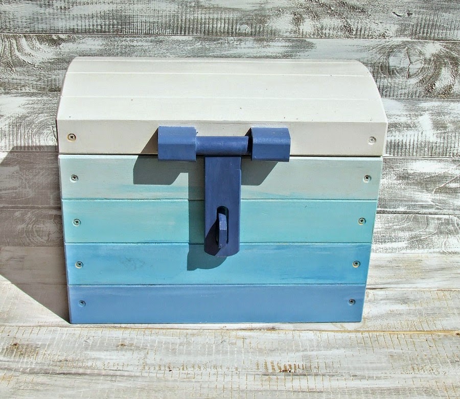 drewniany kufer skrzynia na zabawki w pirackim klimacie. Niebieski kufer ombre. 