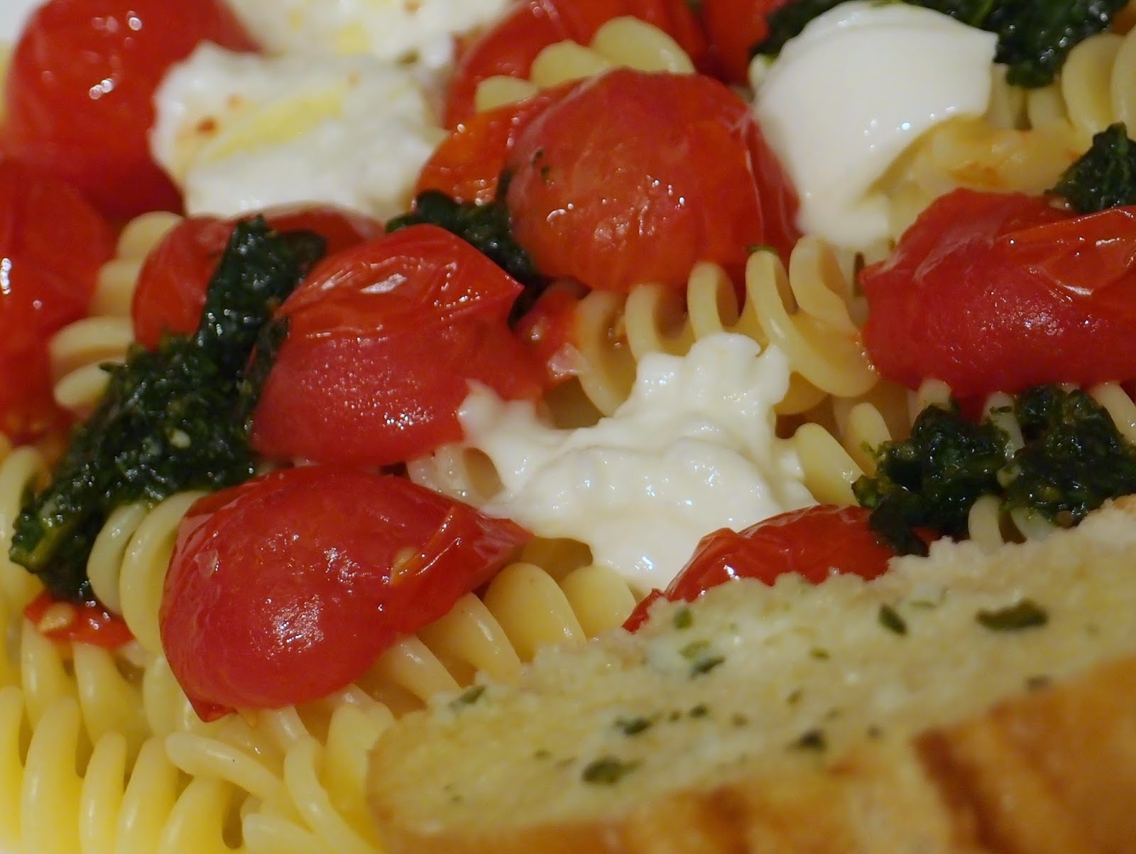 The VegHog: Fusilli with roasted tomatoes, mozzarella and basil-garlic ...