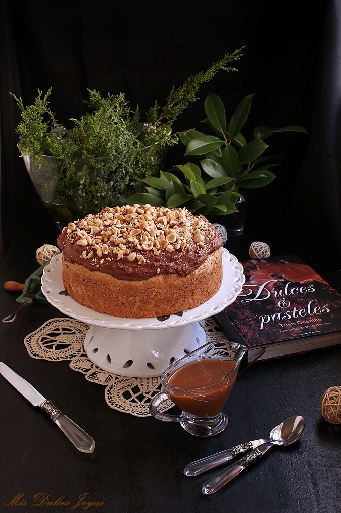 Bizcocho de avellanas con cobertura de chocolate y salsa de toffee