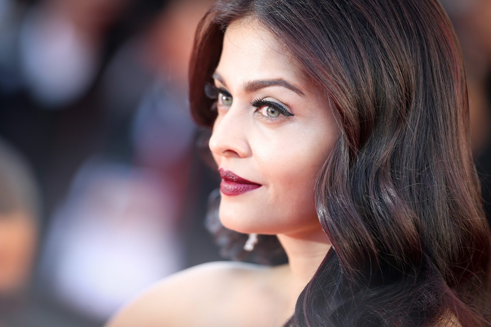 Aishwarya Rai Bachchan Looks Ravishing in a Ralph & Russo Red Gown At '120 Beats Per Minute (120 Battements Par Minute)' Premiere During The 70th Cannes Film Festival 2017