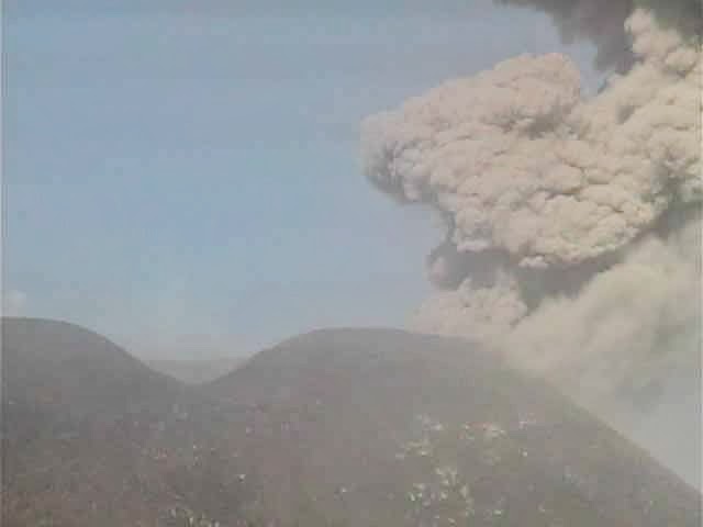 Activité explosive du volcan Etna, 14 décembre 2013 à 14h14