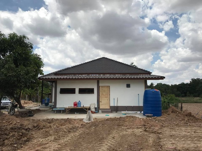 These small bungalow houses consist of 1-2 bedrooms, 1-2 bathroom, 1 living room, and a kitchen. The land is 50 to 100 square meters and estimated costs starting 600k Baht or 900k Pesos.