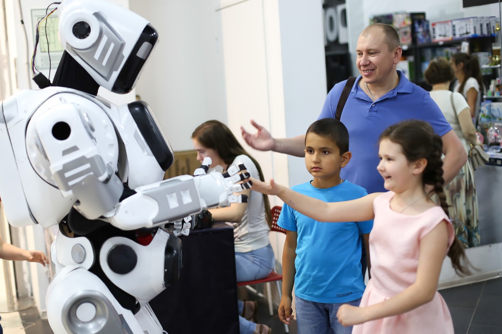 Выставка роботов ульяновск. Выставка роботов в Тольятти. Город роботов. Роботы из города роботов. Робототехника в городе.